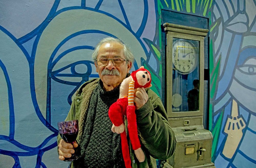 El muralista y escenógrafo Alejandro Mono González realizará tres actividades en la Feria Internacional del Libro de las Universitarias y los Universitarios (Filuni).